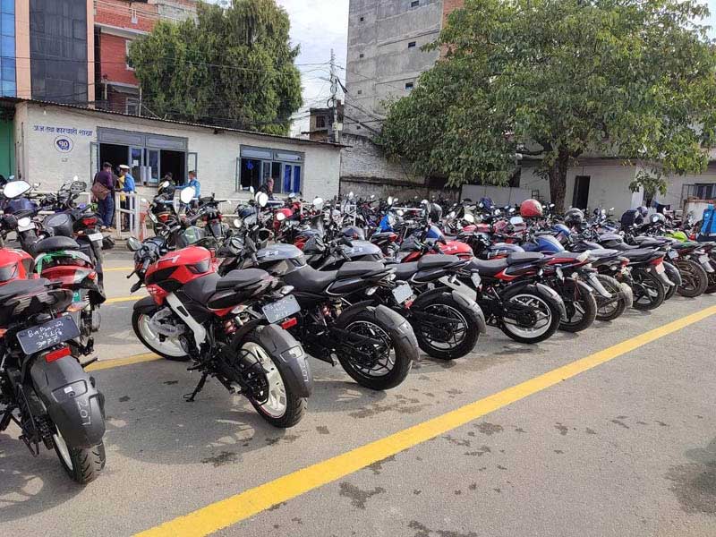 जफत गरिएका २०२ थान बाइक लिलामी गर्दै मोरङ प्रहरी