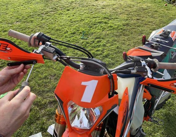 जाडोमा बाइक चलाउँदा प्रयोग गरौं ह्यान्ड गार्ड : यस्ता छन् फाइदा