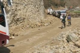 दुर्गम र कठिन भूगोलमा सडक बनाउदै नेपाली सेना