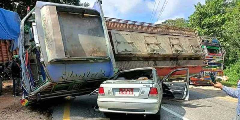 ४ वटा सवारी साधन एकआपसमा ठक्कर खाँदा ३३ जना घाइते