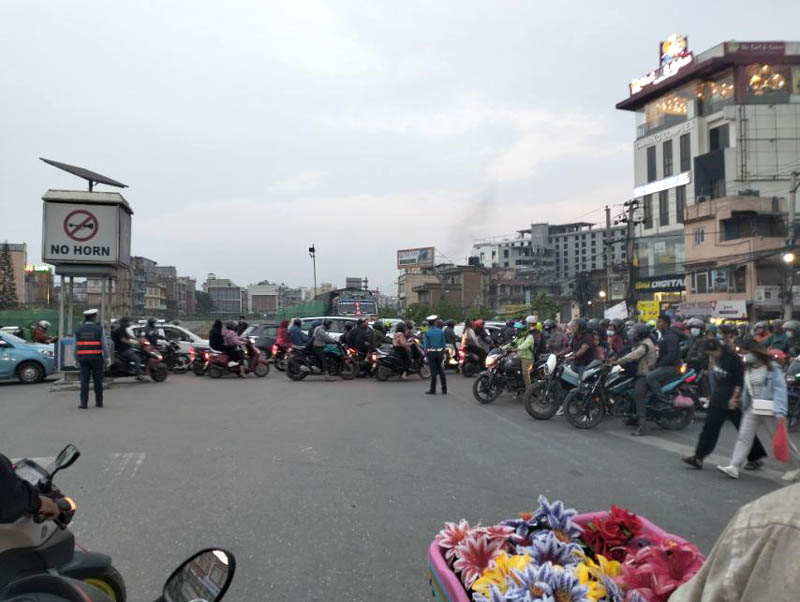 कति छन् देशभर सवारी साधन ? यस्तो छ लाइसेन्स र सडकको अवस्था