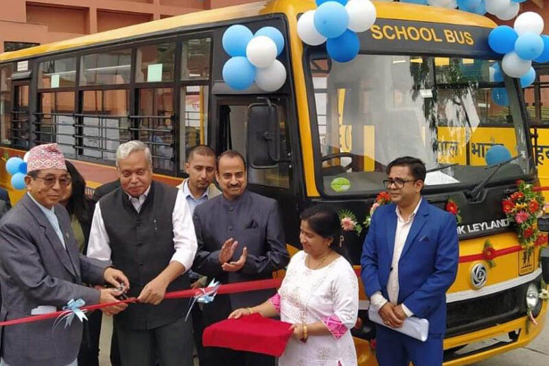भारत सरकारद्वारा एम्बुलेन्स र स्कुल बस प्रदान