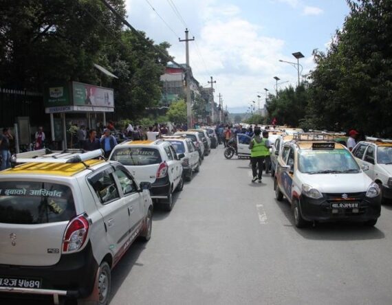 भारतीय गाडीलाई निषेध गर्न माग गर्दै ट्याक्सी चालक आन्दोलित