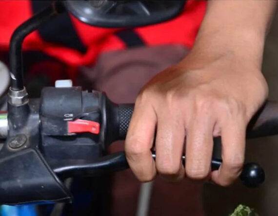 आधा क्लच थिचेर बाइक चलाउँदा के हुन्छ ?