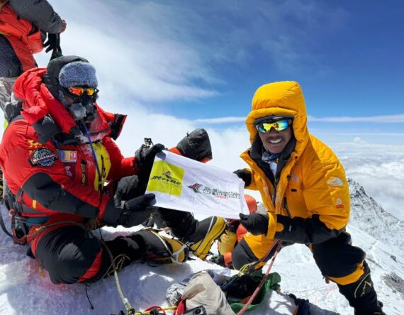 फुर्बा तेन्जिङ शेर्पाले फहराए सगरमाथा शिखरमा जेके टायरको झण्डा