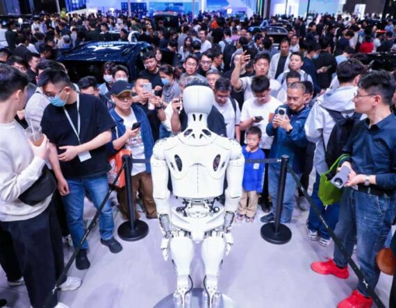 एक्सपेङद्वारा ह्युमनाइड रोबोट ‘आइरन’ सार्वजनिक, ईभी एसेम्बलिङमा प्रयोग हुने