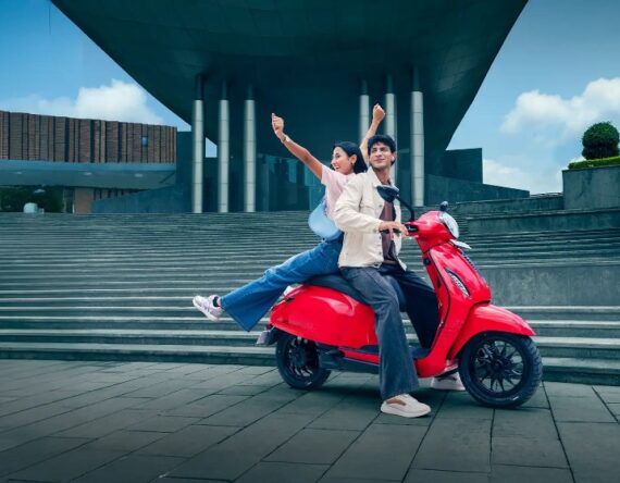 १२७ किमी रेन्ज र ३५ लिटर बुट स्पेस लगायतका फिचर सहित आयो चेतक इलेक्ट्रिक स्कुटरको नयाँ मोडल