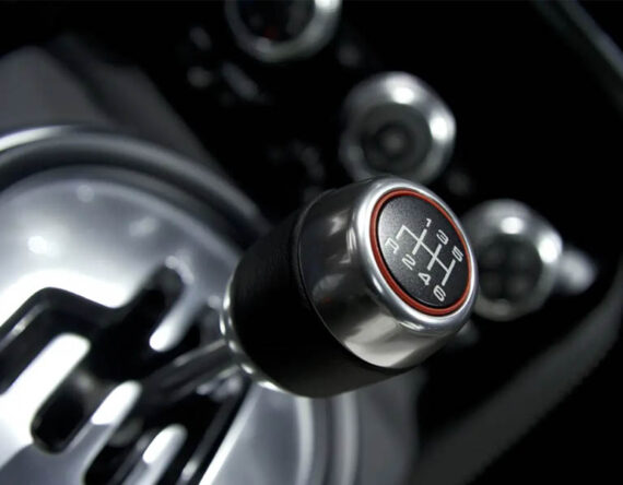 म्यानुअल गियरबक्स भएका कार चलाउँदा कहिल्यै गर्न नहुने ५ गल्ती