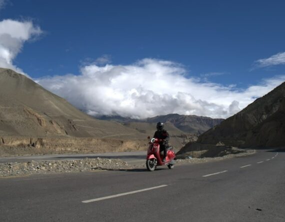 नेपालको कोरला नाका पुग्ने पहिलो इलेक्ट्रिक स्कुटर बन्यो बजाज चेतक