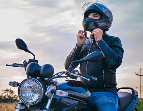 हेल्मेट सफा गर्ने सही तरिका, दुर्गन्ध हटाउन अपनाउनुस्  यी उपाय