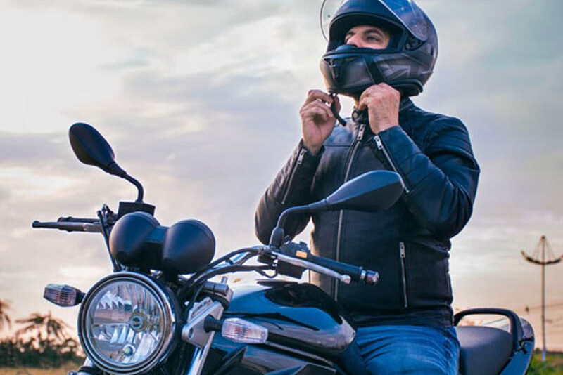 हेल्मेट सफा गर्ने सही तरिका, दुर्गन्ध हटाउन अपनाउनुस्  यी उपाय