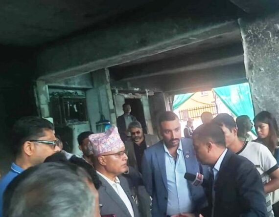 अर्थमन्त्रीले गरे क्षतिग्रस्त अटोमोबाइल शोरुमको स्थलगत अवलोकन