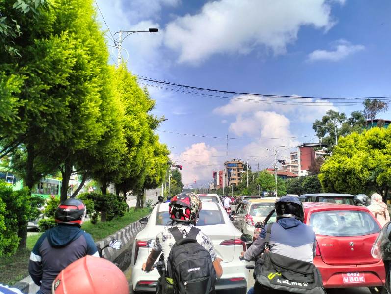 स्मार्ट प्रविधि, असावधान बानी : मोबाइलमा ध्यान, सडकमा दुर्घटना