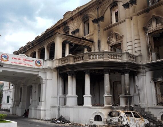 यातायात र सडक विभागकाे भवनमा लागेकाे आगो निभाइँदै