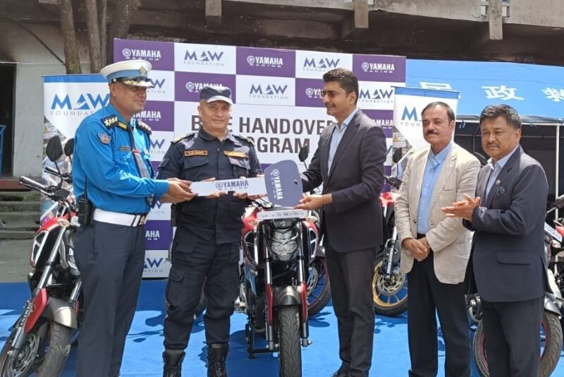 एमएडब्लू फाउण्डेसनले ट्राफिक प्रहरीलाई दियो १० वटा एफजेड मोटरसाइकल