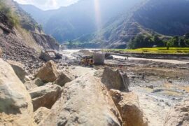 पहिरोका कारण अवरुद्ध छन् यी राजमार्ग, सवारीसाधन सञ्चालनमा रोक