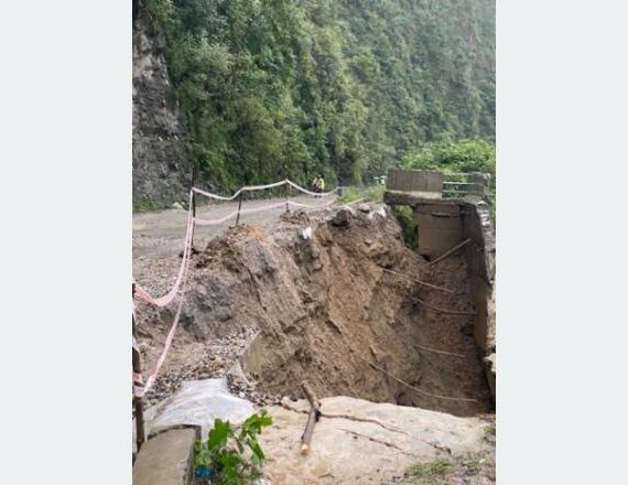 तनहुँको आँबुखैरेनीमा सडक भासियो , मुग्लिन सडक खण्डमा एकतर्फी सवारी सञ्चालन