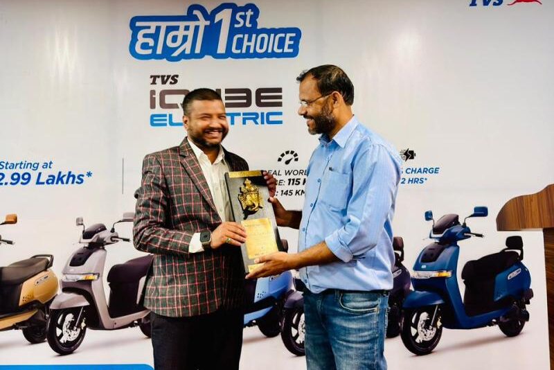 सबैभन्दा धेरै आईक्युब स्कुटर बिक्री गरेर युनिराइड अटोले जित्यो अवार्ड