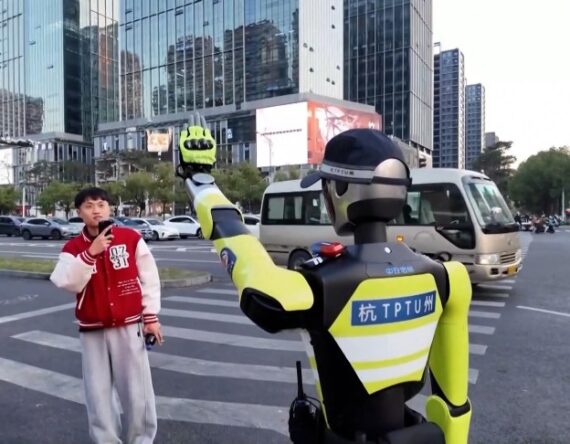 चीनद्वारा एआईमा आधारित ट्राफिक प्रहरी रोबोट सञ्चालन