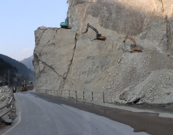 मुग्लिन–मलेखु सडकको तीन ठाउँको भित्तो काटिँदै