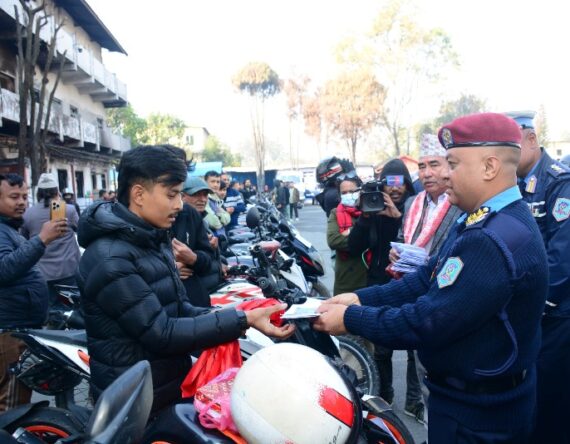 चोरी भएका ६० वटा मोटरसाइकल र स्कुटर हस्तान्तरण, केक काटेर खुसी साटे