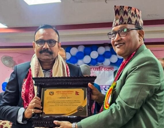 सार्वजनिक स्वास्थ्य तथा शिक्षामा ऐतिहासिक योगदान पु-याएको शारडा परिवार लहान नगरपालिकाद्वारा सम्मानित