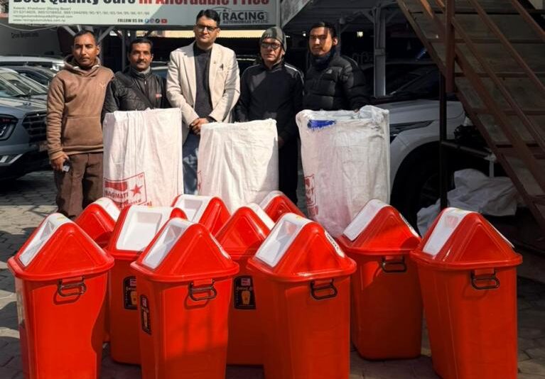 रेसिङ अटोमोबाइल्सद्वारा विद्यालयलाई डस्टबिन हस्तान्तरण
