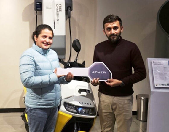 ‘एक रुपैयाँ, एक स्कुटर !’ दराज ११.११ अन्तर्गत विजेताले जितिन् एथर रिज्टा