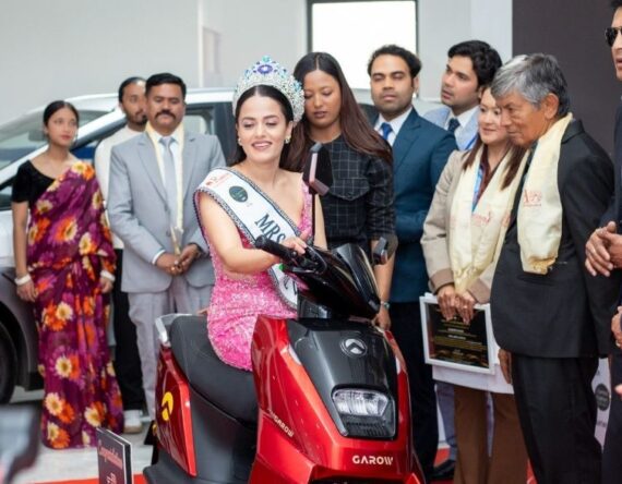 मिसेस नेपाल वर्ल्ड रक्षा पन्तले पाइन् इलेक्ट्रिक स्कुटर