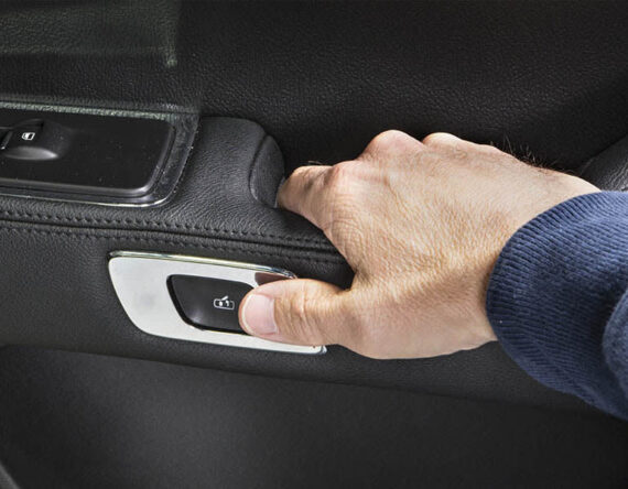 चीनले फ्लस टाइप पावर्ड डोर ह्यान्डलमा लगायो प्रतिबन्ध, कारणले विश्व अचम्मित