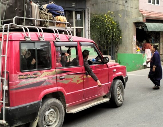 के हो ब्याक गर्ने तरिका ? गाडी ब्याक गर्दा ध्यान दिनुपर्ने कुराहरू के के हुन् ?