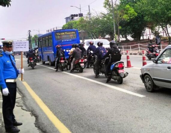 के बाइकमा पछाडि बस्नेले पनि हेल्मेट लगाउनु पर्छ ?