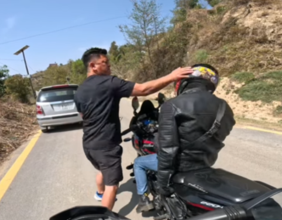 बाइक राइडरमाथि कुटपिट गर्ने व्यक्ति पक्राउ