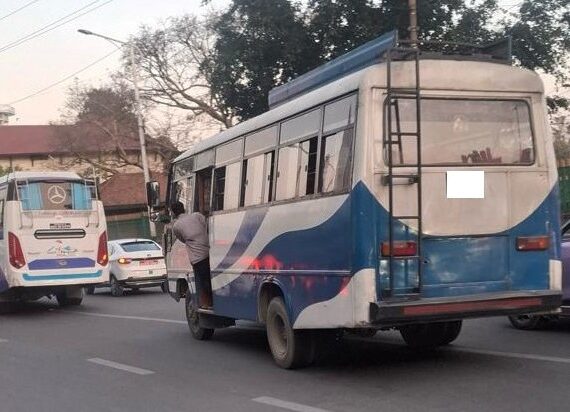 उपत्यकामा चल्ने सार्वजनिक सवारीसाधनले यात्रुलाई ढोकामा राख्न नपाउने