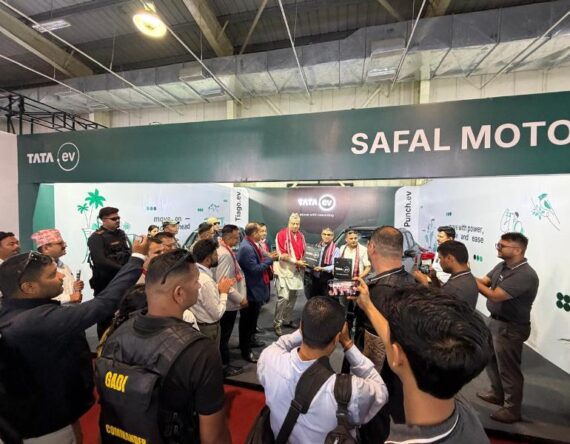 चितवन अटो शोमा टाटा टियागो ईभी र पन्च ईभी हस्तान्तरण