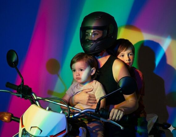 मोटरसाइकलमा बालबालिका बोकेर यात्रा गर्दा हुने जोखिम र अपनाउनुपर्ने सुरक्षा सावधानीहरू