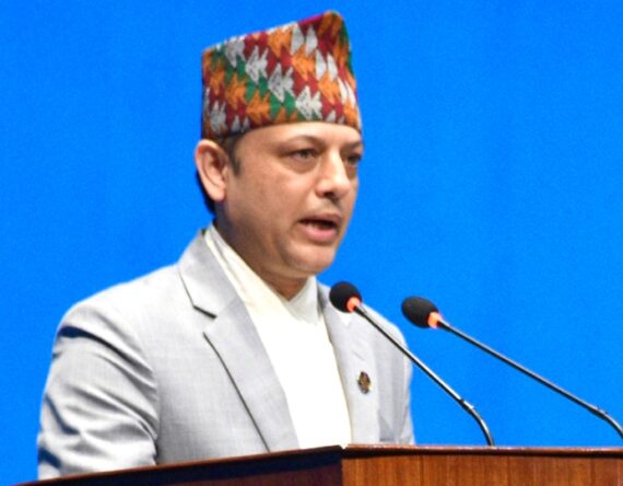 सभामुख डीपी अर्यालको गाडीलाई ट्राफिकले काट्यो चिट