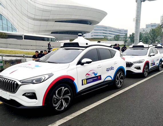 चीनको वुहानमा सयौं रोबोट ट्याक्सी एकैसाथ रोकिँदा यात्रु अलपत्र, सुरक्षामाथि गम्भीर प्रश्न