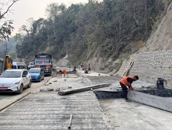 नारायणगढ-बुटवल सडकको दाउन्नेमा एकतर्फी ढलान सकियो, १४ दिि पछि गाडी चल्ने