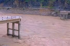 सुनकोशीको बेलिब्रिज झिकियो, सास्ती खेप्दै खोटाङ र भोजपुरबासी