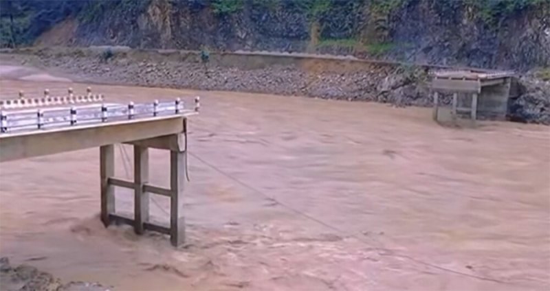सुनकोशीको बेलिब्रिज झिकियो, सास्ती खेप्दै खोटाङ र भोजपुरबासी