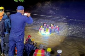 जवर्जस्ती रोशी खोलामा गाडी हाल्ने ५ जना चालक पक्राउ
