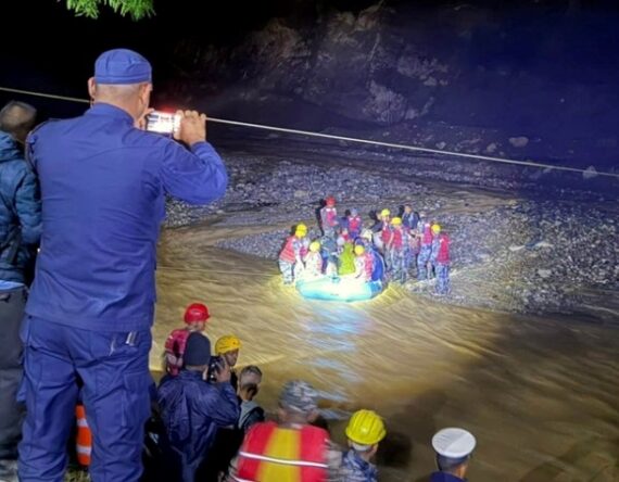 जवर्जस्ती रोशी खोलामा गाडी हाल्ने ५ जना चालक पक्राउ