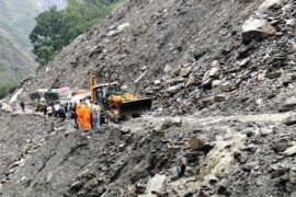 सिरुवारी पहिराले बेनी–जोमसोम सडक अवरुद्ध
