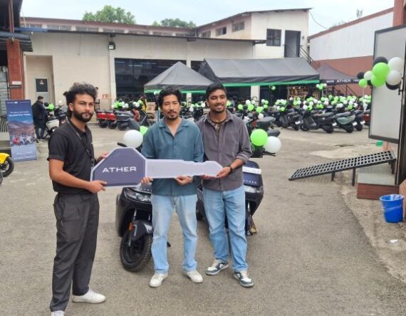 एकैदिन २०८ युनिट एथर स्कुटर हस्तान्तरण