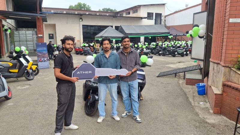 एकैदिन २०८ युनिट एथर स्कुटर हस्तान्तरण