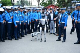 रोबोटद्वारा ट्राफिक सचेतना प्रवाह गर्नका लागि परीक्षण गर्दै ट्राफिक प्रहरी