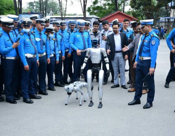 रोबोटद्वारा ट्राफिक सचेतना प्रवाह गर्नका लागि परीक्षण गर्दै ट्राफिक प्रहरी