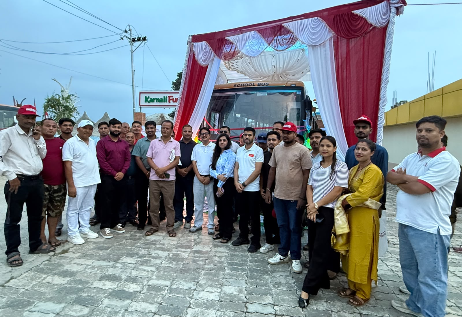 लक्ष्मी कमर्सियल भेहिकल्सद्वारा सुर्खेतमा ग्राहक भेटघाट सम्पन्न, नयाँ स्कुल बस ‘हिरोई’ सार्बजनिक