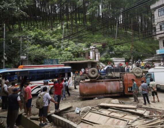 चोभारमा बस, ट्यांकर र मोटरसाइकल ठोक्किएर दुर्घटना, १० जना घाइते